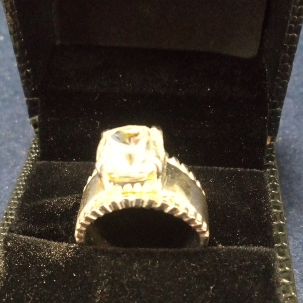 Elegant Silvertone Women's Ring With Moissanite Size 8.25
